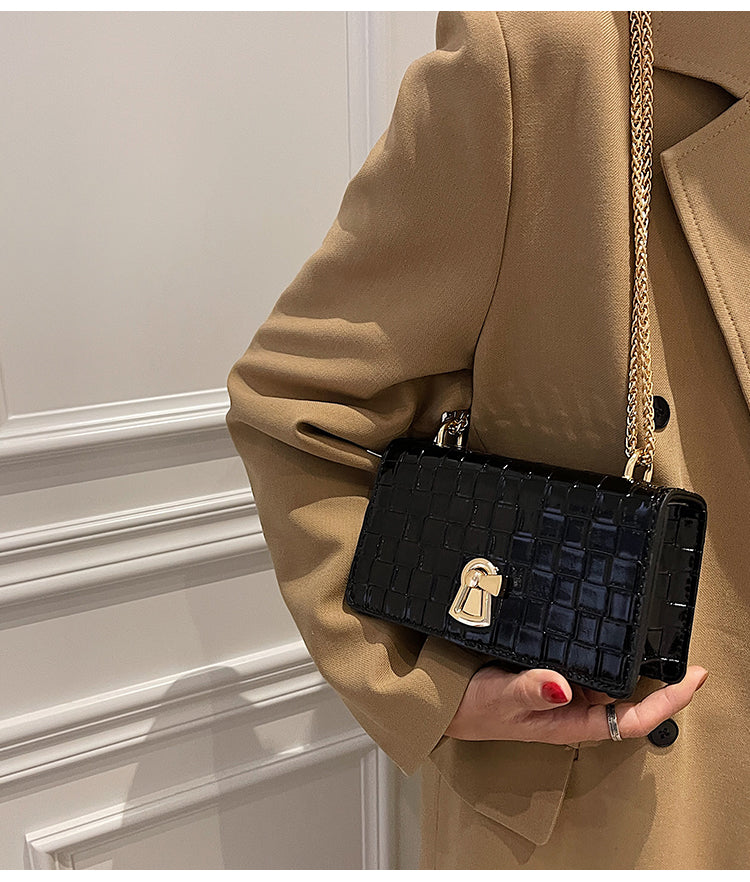 Sac à main femme chic noir effet croco, avec anse dorée, détail mode raffiné
