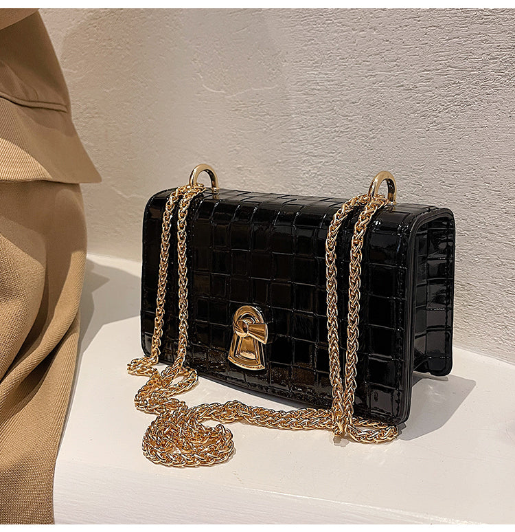 Fermoir doré et texture croco sur sac à main femme noir, accessoire élégant et tendance