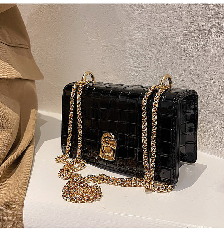 Fermoir doré et texture croco sur sac à main femme noir, accessoire élégant et tendance