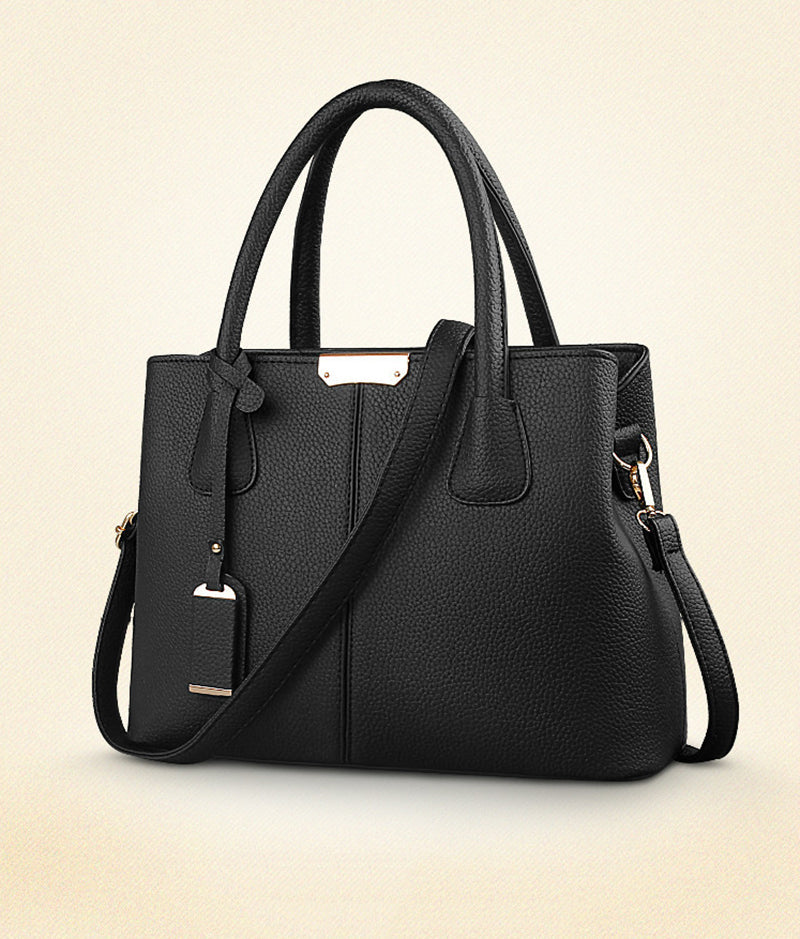 Sac à main femme noir élégant en cuir grainé. Accessoire mode polyvalent au design intemporel pour le quotidien.