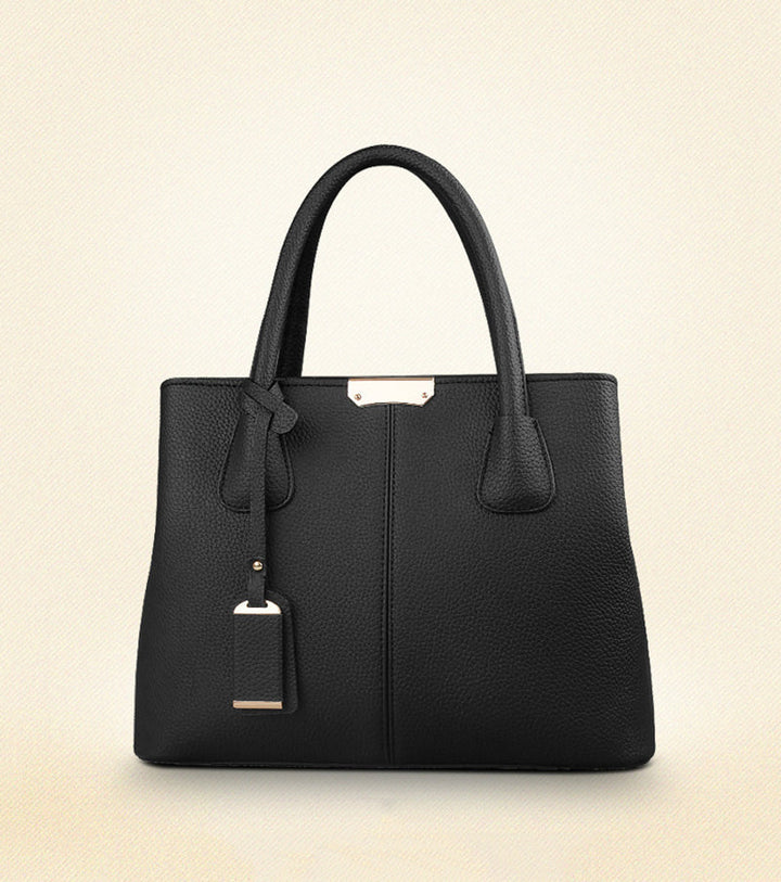 Élégant sac à main femme noir en cuir grainé. Un accessoire mode intemporel et chic, parfait pour toute occasion.