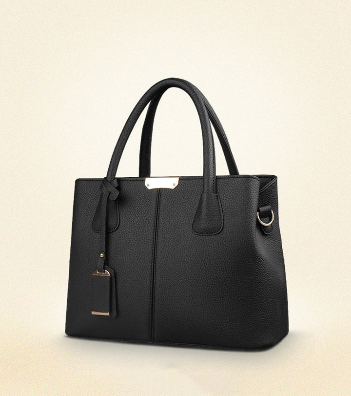 Sac à main femme noir en cuir grainé. Son design élégant et sa polyvalence en font un accessoire mode essentiel.