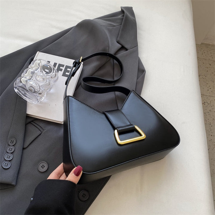 Sac à main femme noir élégant en cuir lisse. Accessoire mode chic et sophistiqué pour le quotidien.