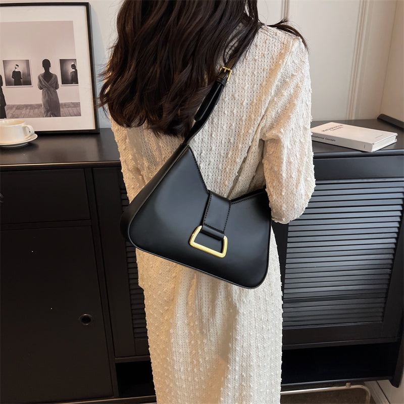 Sac à main noir en cuir lisse, chic et sophistiqué pour femmes. Idéal comme accessoire mode intemporel.