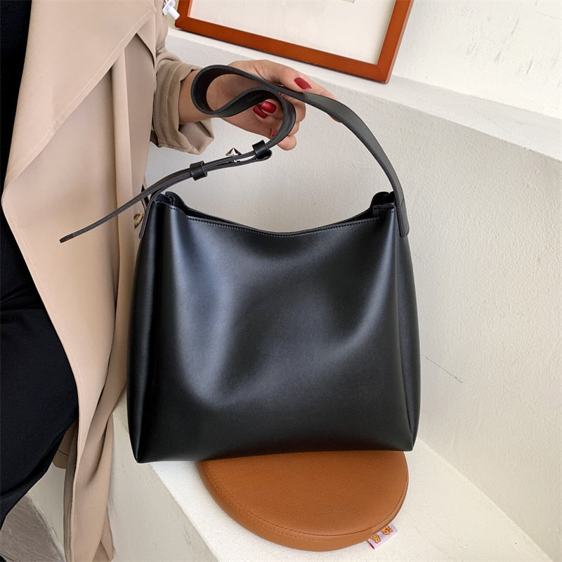 Sac à main femme noir élégant en similicuir, idéal pour le quotidien ou le shopping chic