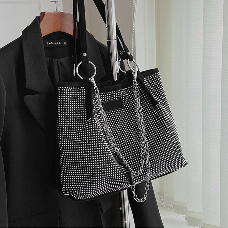 Sac bourse noir Luna pour femme, orné de strass, idéal fête, accessoire mode.