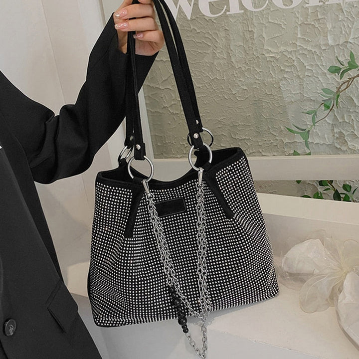Élégant sac à main femme Luna noir avec détails strass, parfait pour un look glamour.