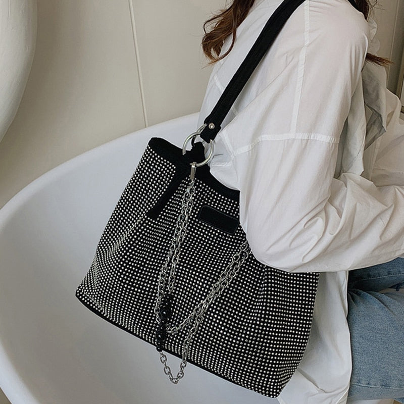 Sac de soirée femme noir Luna, brillant de strass, accessoire chic et tendance.
