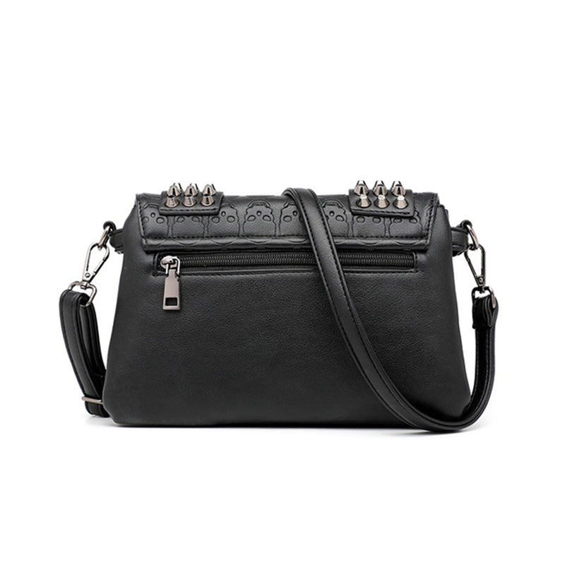 Sac bandoulière femme noir style rock, en similicuir, idéal pour accessoire de mode audacieux.