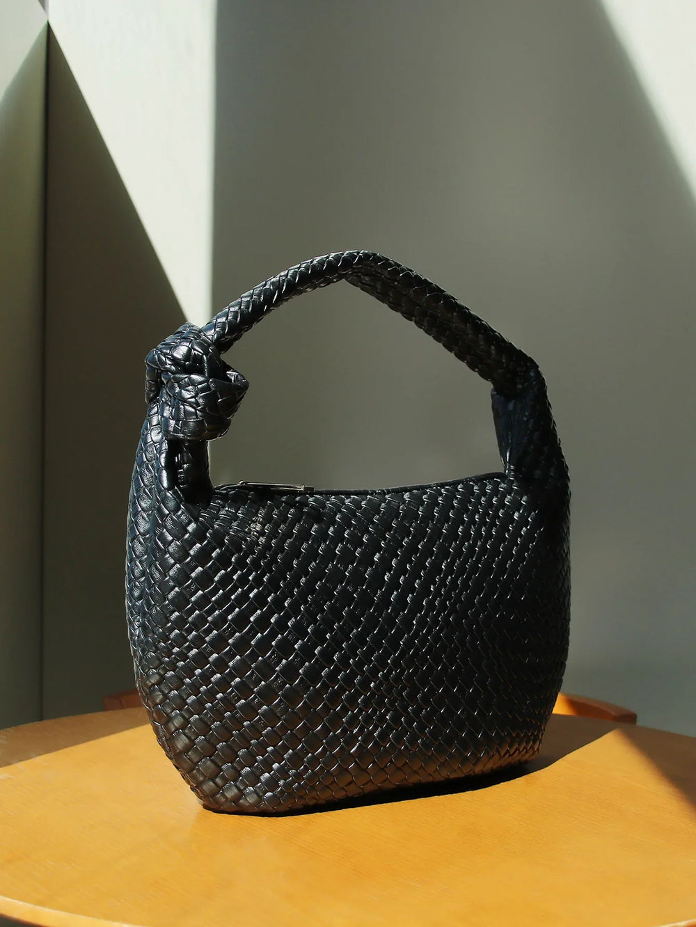 Sac rond tressé noir pour femme en similicuir, élégant et pratique pour le quotidien, avec bandoulière.