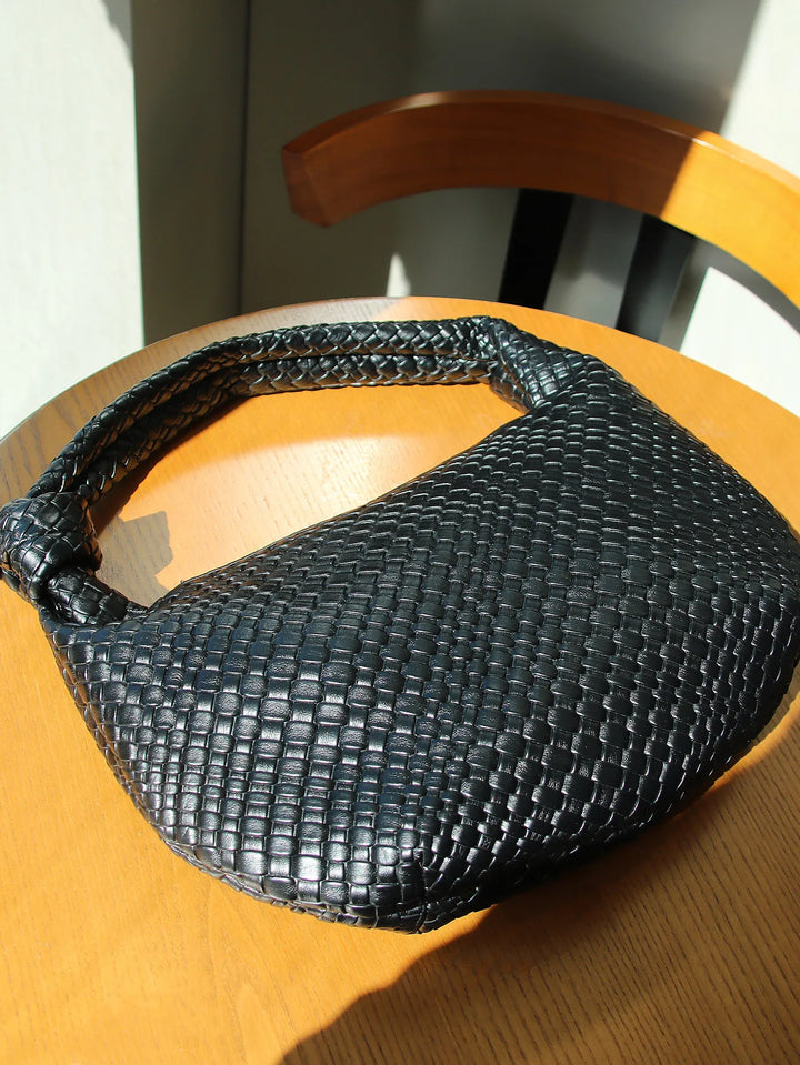 Élégant sac à main noir rond tressé en similicuir pour femme. Un accessoire mode sophistiqué et polyvalent.
