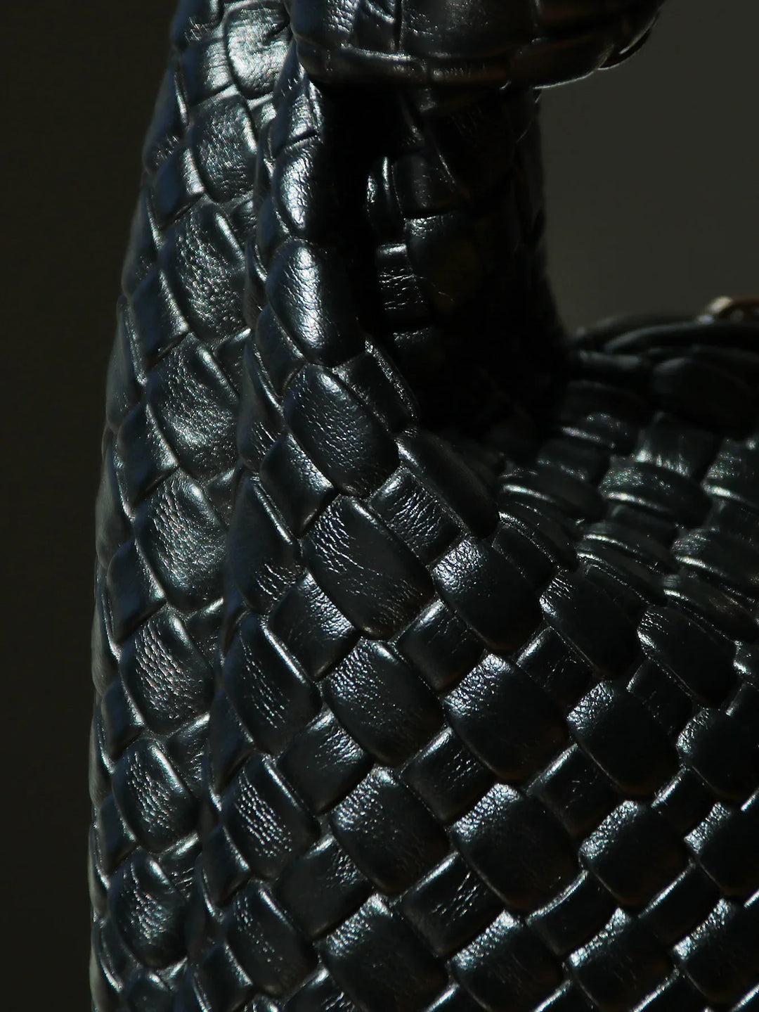 Sac à main rond tressé noir en similicuir, chic et mode pour femme. Idéal porté épaule, un style élégant.