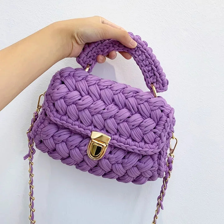 Détail du sac à main Olbia en crochet, texture de coton recyclé, accessoire femme sophistiqué.