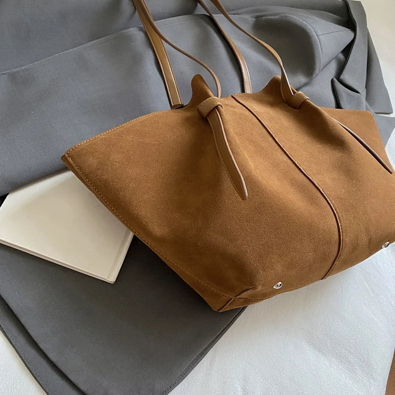 Sac fonctionnel noir pour femme, grand et chic, parfait pour un usage quotidien, similicuir résistant.