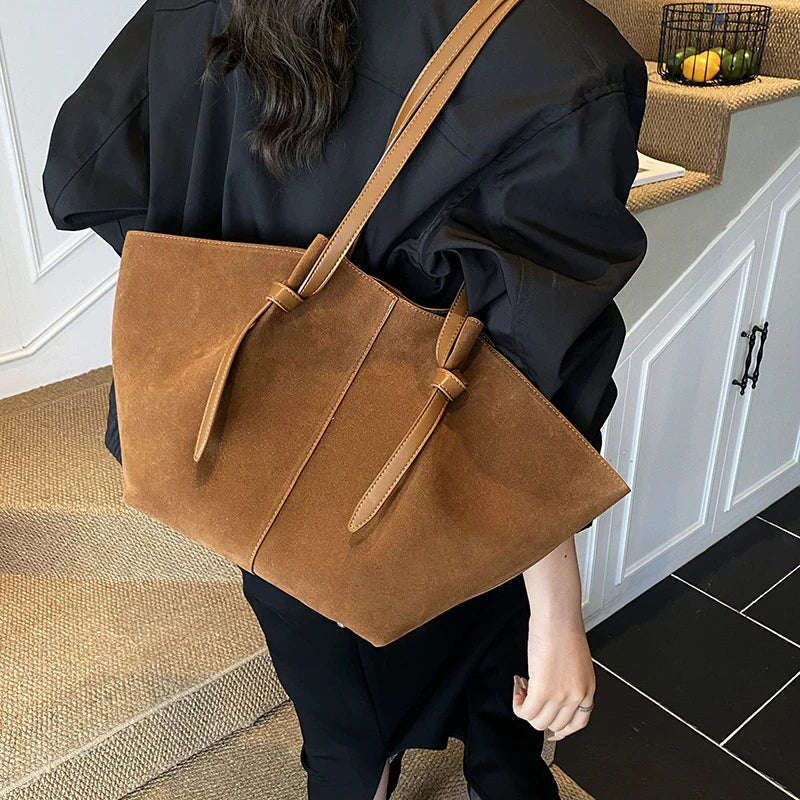 Grand sac cabas bordeaux pour femme, texture suédine chic, idéal pour les essentiels quotidiens.