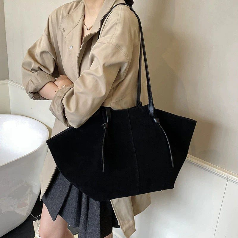 Sac épaule noir pour femmes, similicuir élégant, accessoire mode spacieux pour un usage journalier.