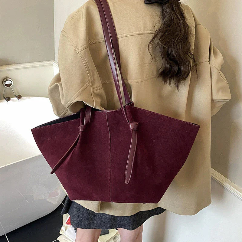 Sac à main café en similicuir et suédine, grand format, chic et fonctionnel pour femme active.