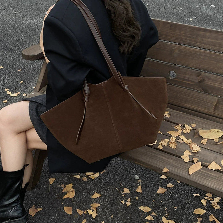 Sac pour femmes en suédine bordeaux, grand format, accessoire mode polyvalent, style décontracté chic.