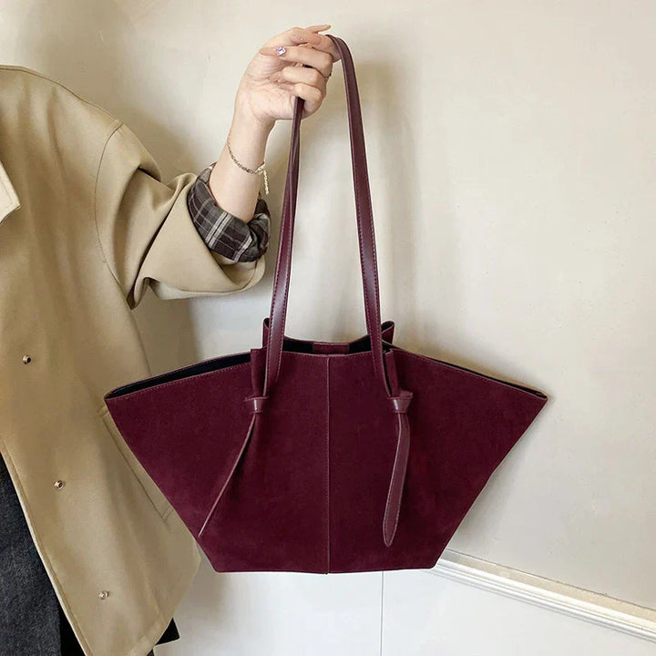 Sac à main noir, similicuir, grand volume, parfait comme sac de tous les jours pour femme moderne.