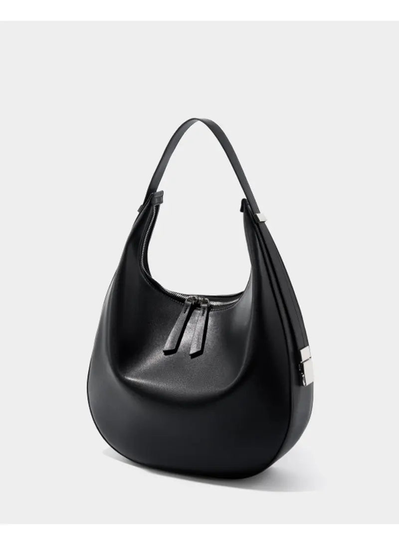Sac hobo noir en cuir pour femme, accessoire polyvalent et élégant porté épaule.