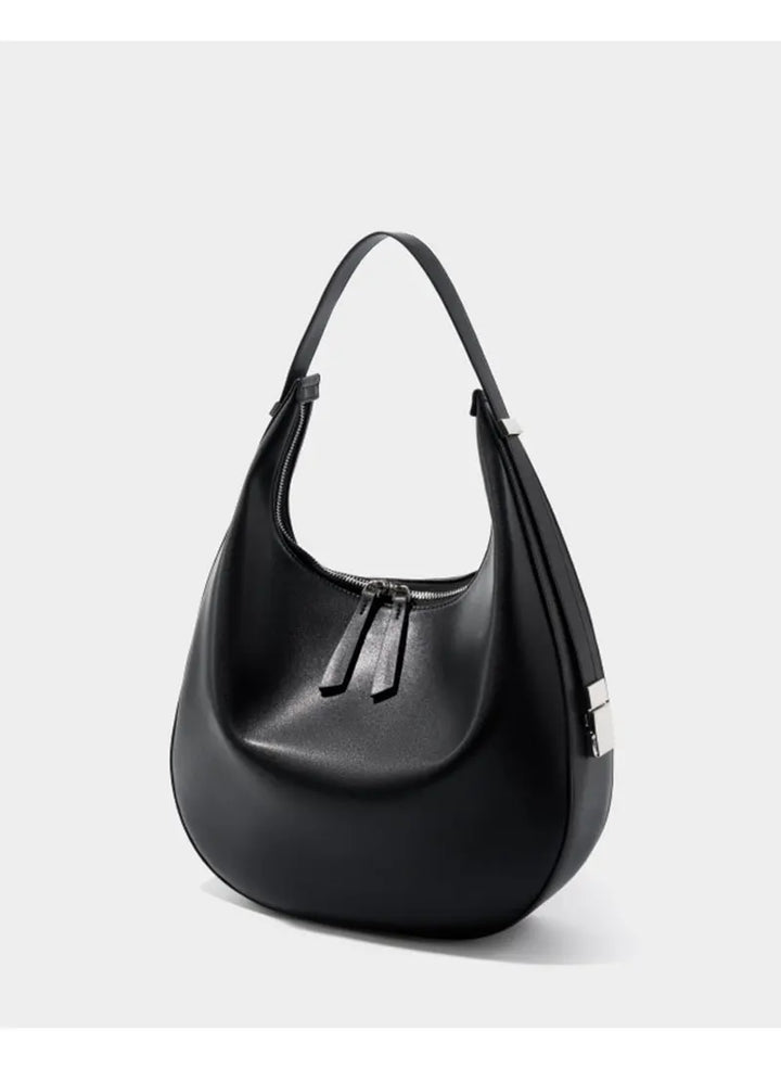 Sac hobo noir en cuir pour femme, accessoire polyvalent et élégant porté épaule.