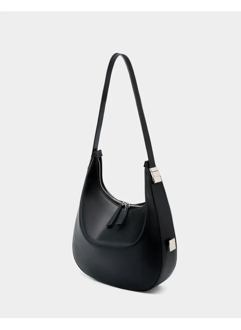 Sac à main hobo femme, alliant confort et style avec son design chic en cuir.
