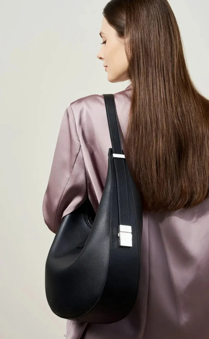 Élégant sac hobo en cuir, idéal pour femme, polyvalent et chic pour un usage quotidien.
