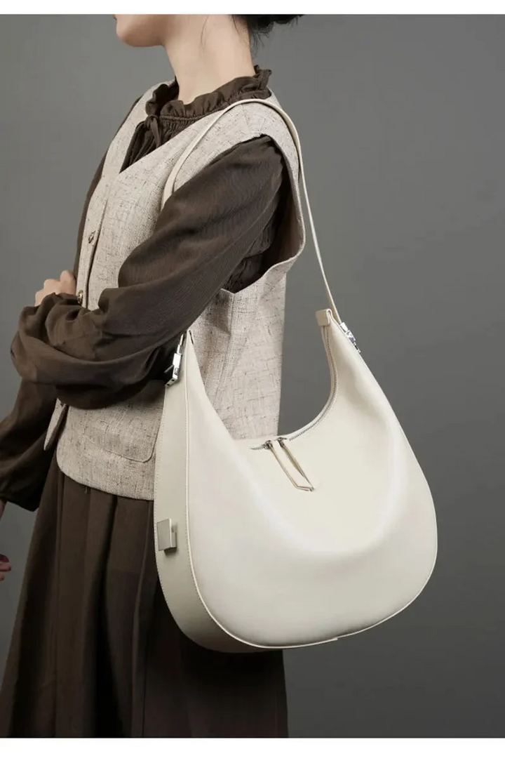 Sac à main hobo souple en cuir pour femme, design élégant et confort optimal.