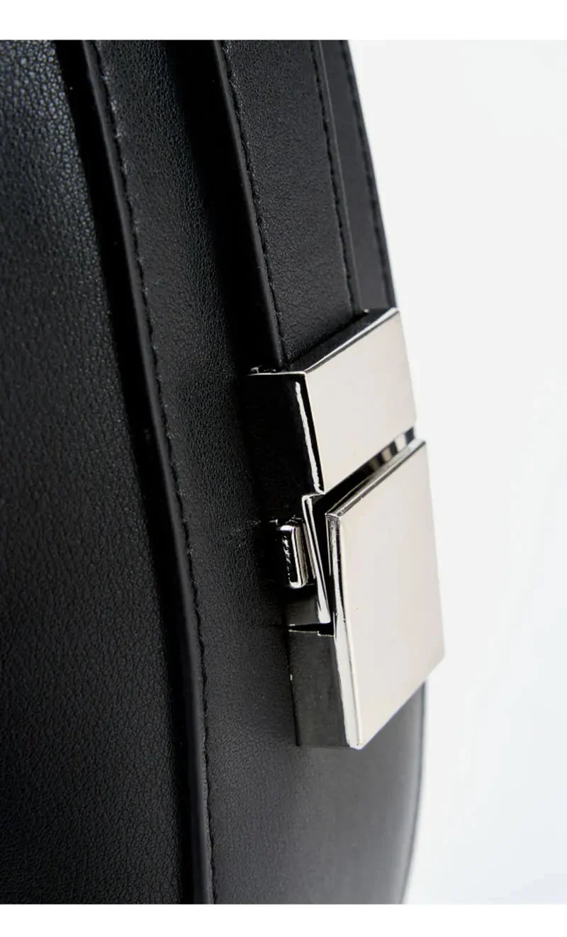 Sac à main hobo en cuir noir, élégant et confortable, parfait pour le style quotidien de la femme.