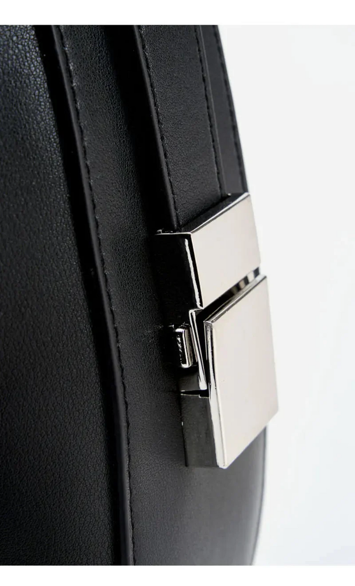 Sac à main hobo en cuir noir, élégant et confortable, parfait pour le style quotidien de la femme.