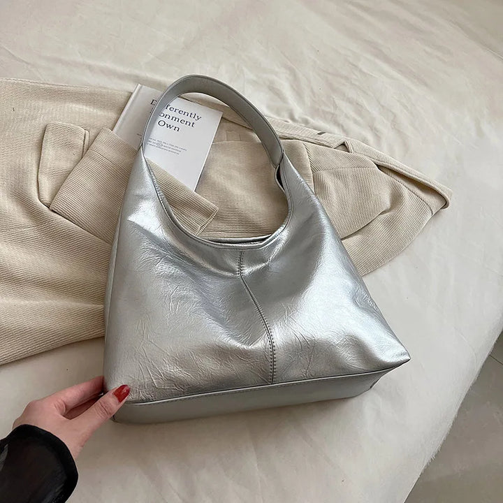 Sac à main hobo femme argenté élégant en similicuir, idéal pour un look tendance et chic au quotidien.