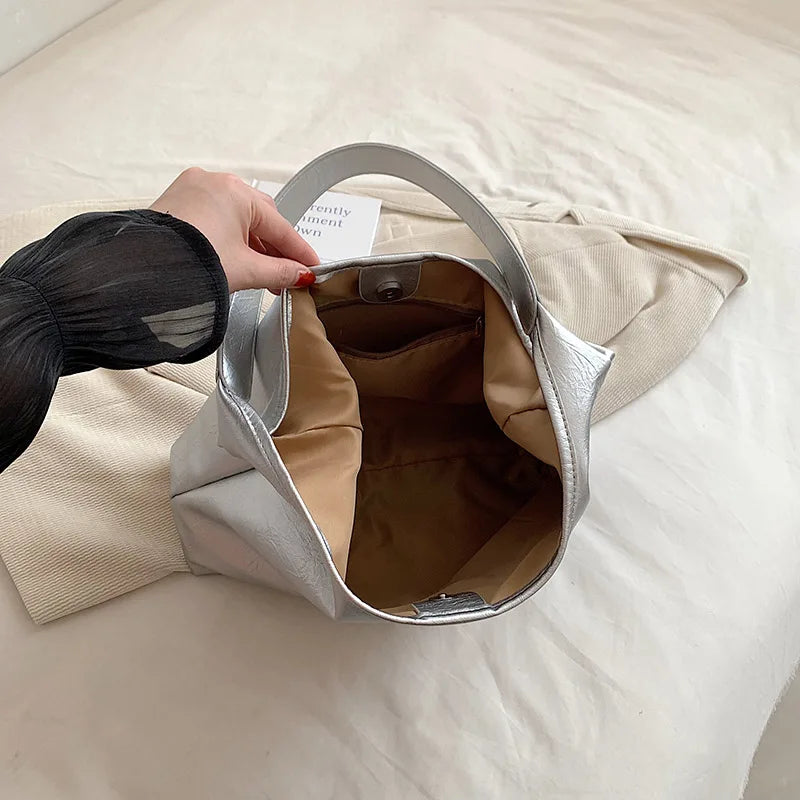 Sac à main femme argenté tendance, style hobo, en similicuir élégant. Un indispensable pour toutes occasions.