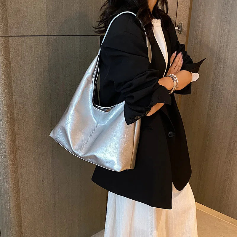 Sac hobo chic argenté pour femme. Design moderne et spacieux en similicuir, accessoire mode incontournable.