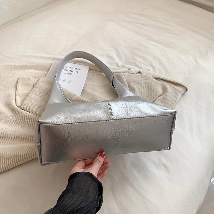 Élégant sac à main hobo argenté pour femme. Similicuir de qualité, tendance et pratique pour un look parfait.