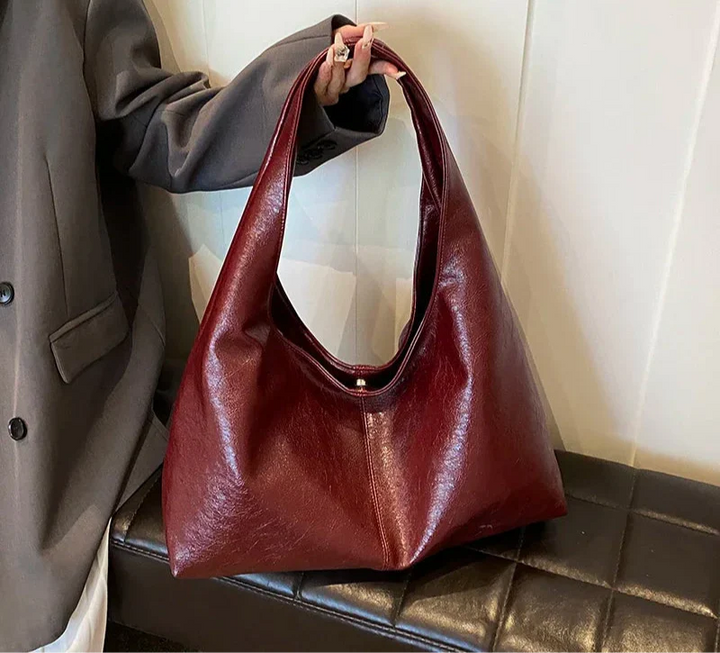 Sac à main hobo élégant pour femmes, porté épaule. Similicuir chic et tendance, accessoire de mode polyvalent.