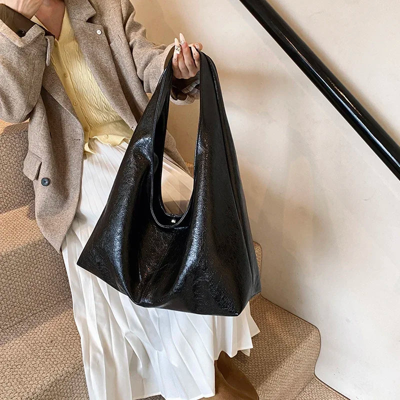Sac hobo décontracté chic en similicuir pour femmes. Tendance et pratique, idéal pour un look quotidien stylé.