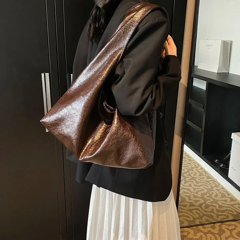 Sac à main femme style hobo en similicuir souple. Élégant et moderne, parfait accessoire pour toutes les occasions.