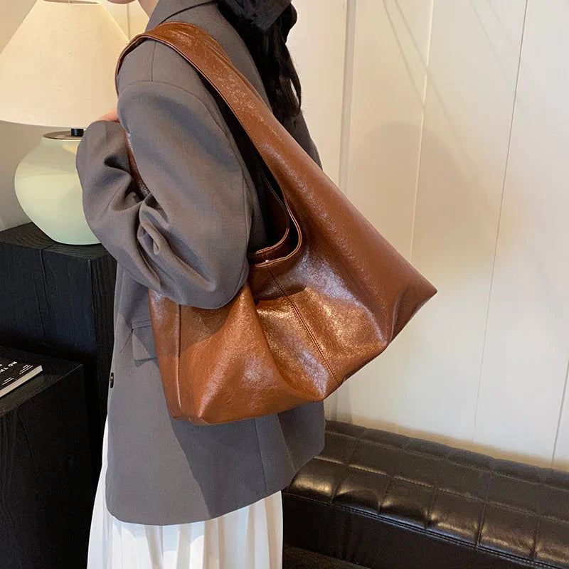 Sac hobo tendance pour femmes en similicuir. Style chic et décontracté, accessoire de mode essentiel au quotidien.