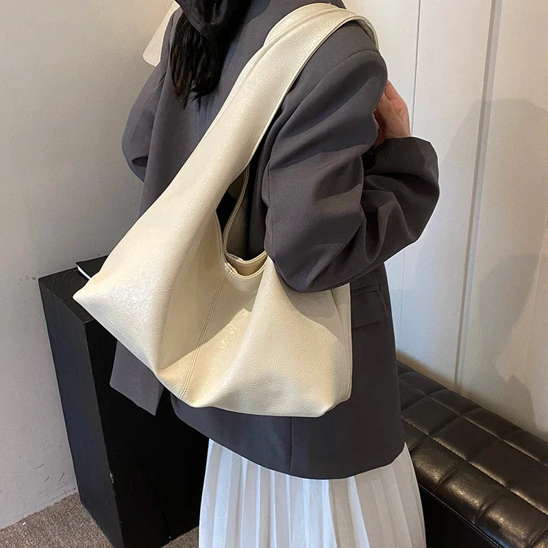 Sac à main hobo féminin, porté épaule. Design contemporain en similicuir, élégant, pratique et stylé.