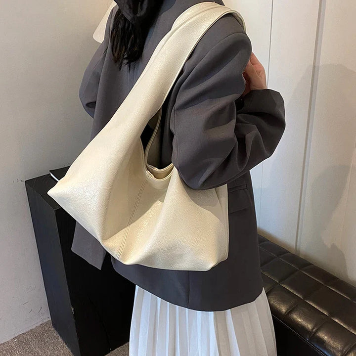 Sac à main hobo féminin, porté épaule. Design contemporain en similicuir, élégant, pratique et stylé.