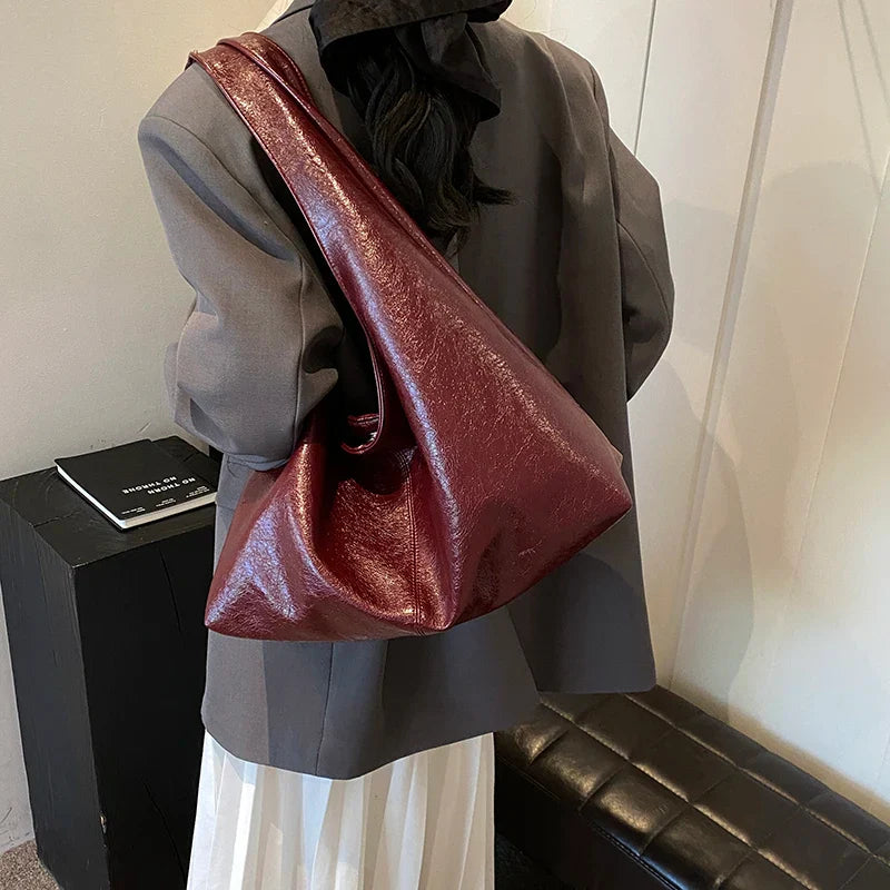 Sac à main polyvalent hobo pour femmes. Similicuir durable, accessoire chic pour un look quotidien décontracté.