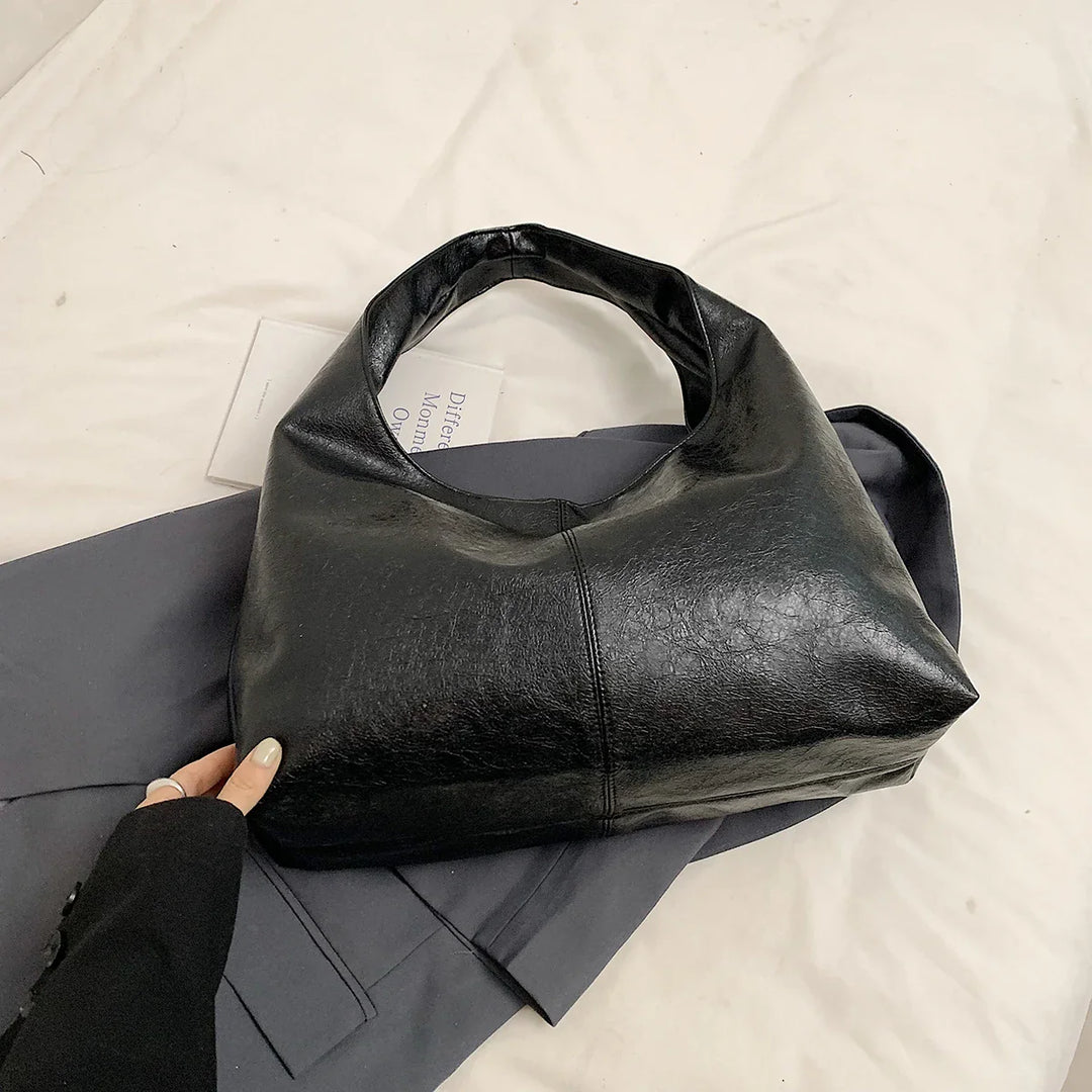 Sac à main hobo élégant pour femmes. Similicuir, grand format, accessoire mode chic pour toutes les tenues.