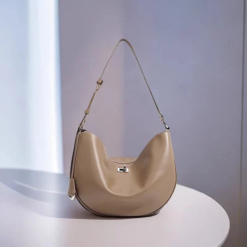 Sac à main hobo luxe femme, porté épaule, en cuir vegan. Élégant et polyvalent pour la mode quotidienne.