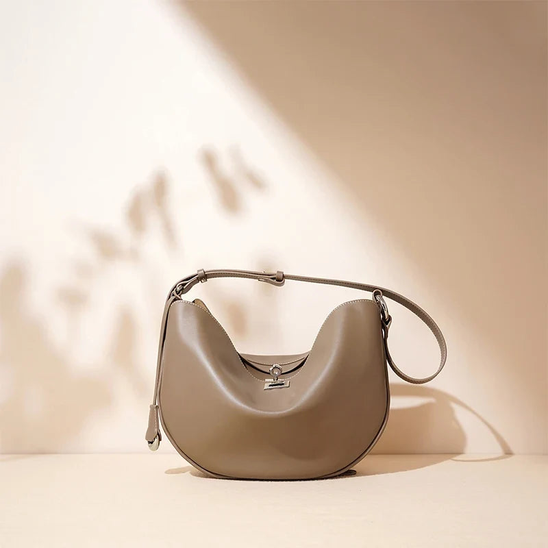 Sac femme hobo élégant en cuir vegan, chic et polyvalent. Un sac à main luxe pour usage quotidien.