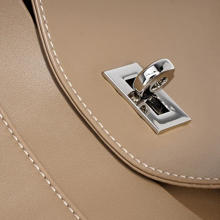 Sac à main luxe femme en cuir vegan. Modèle hobo souple, porté épaule, accessoire mode chic et moderne.