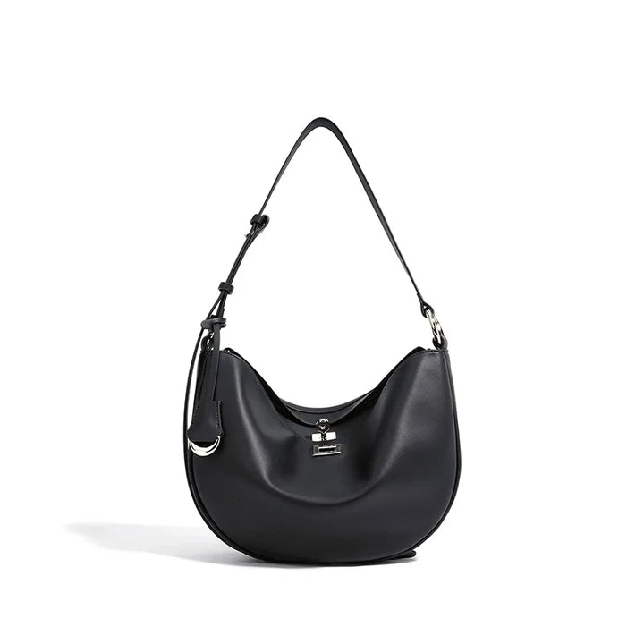 Sac femme élégant en cuir vegan, style hobo chic, idéal comme accessoire de mode porté épaule.