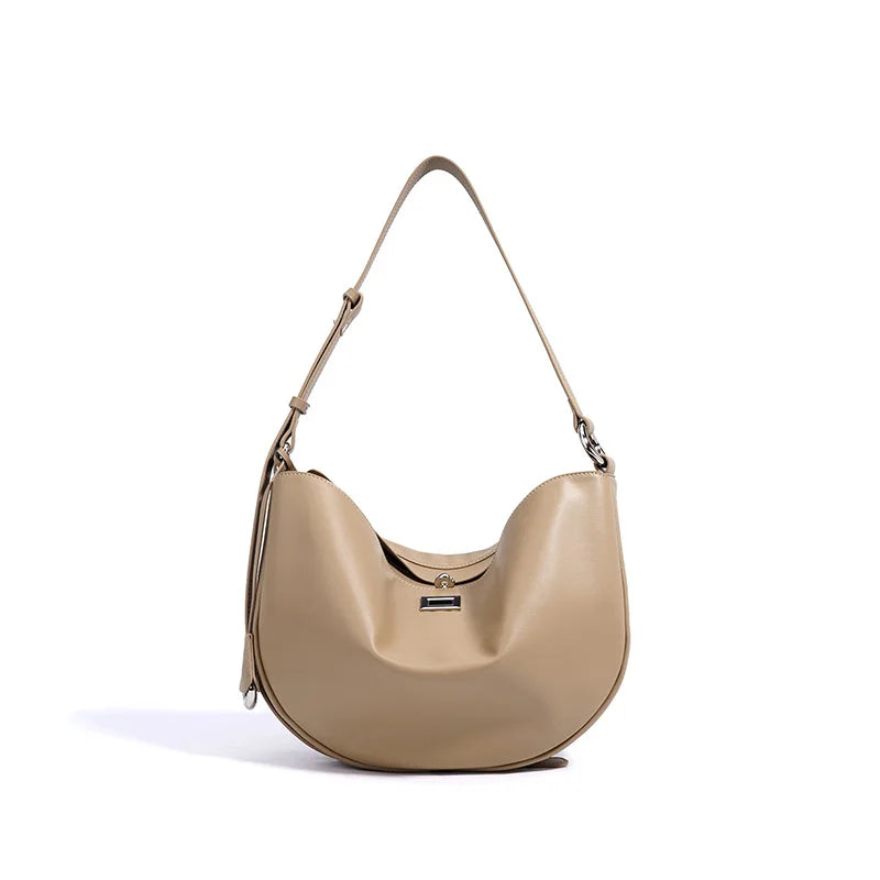 Sac à main luxe femme, modèle hobo, en cuir vegan souple. Un accessoire chic pour la mode et le quotidien.