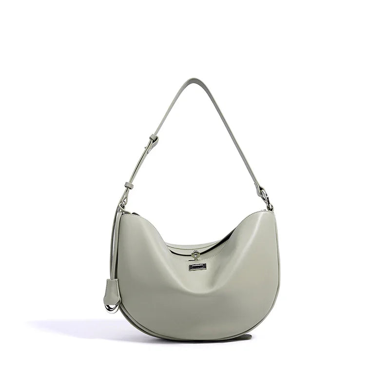 Sac élégant femme porté épaule hobo en cuir vegan. Parfait pour un look mode raffiné et un usage quotidien.