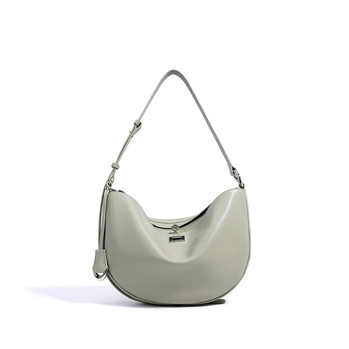 Sac élégant femme porté épaule hobo en cuir vegan. Parfait pour un look mode raffiné et un usage quotidien.