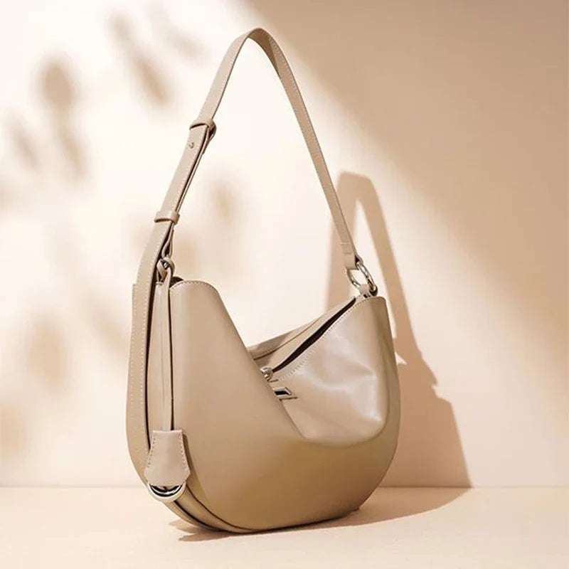 Sac à main femme en cuir vegan, style hobo, élégant et chic. Porté épaule pour un look mode luxe.